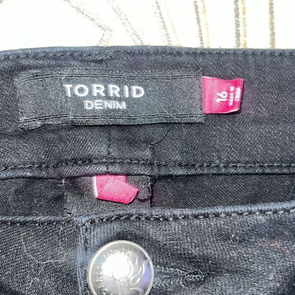 Torrid Women’s Plus Black Denim Cut-Off Distressed Jean Shorts size 16 - Picture 6 of 7